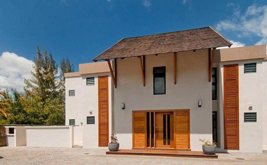 Appartement Pieds dans l’Eau à Louer – Rivière Noire, Île Maurice