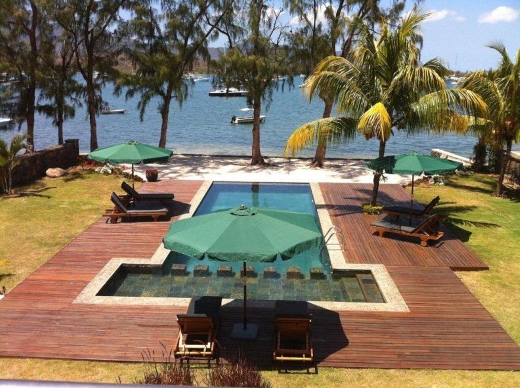 Appartement Pieds dans l’Eau à Louer – Rivière Noire, Île Maurice