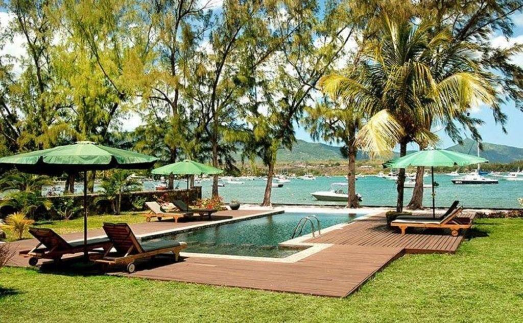 Appartement Pieds dans l’Eau à Louer – Rivière Noire, Île Maurice