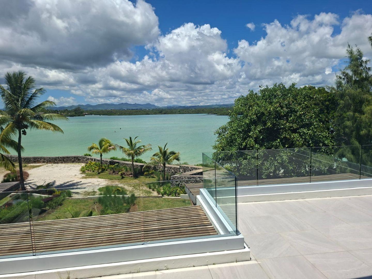 Villa de luxe en bord de lagon à vendre à l’île Maurice avec vue panoramique sur la mer et piscine à débordement privée
