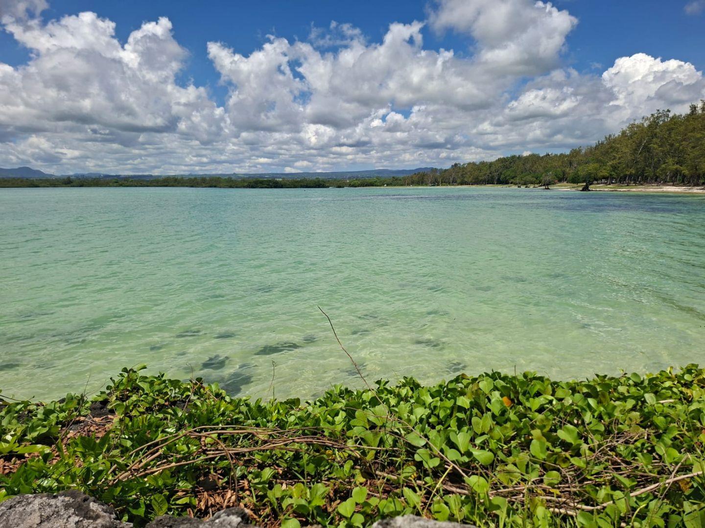 Villa de luxe en bord de lagon à vendre à l’île Maurice avec vue panoramique sur la mer et piscine à débordement privée