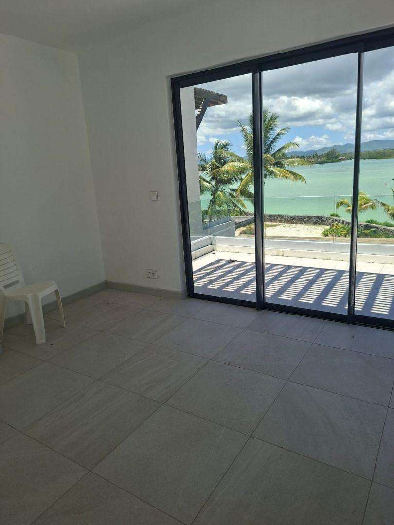 Villa de luxe en bord de lagon à vendre à l’île Maurice avec vue panoramique sur la mer et piscine à débordement privée