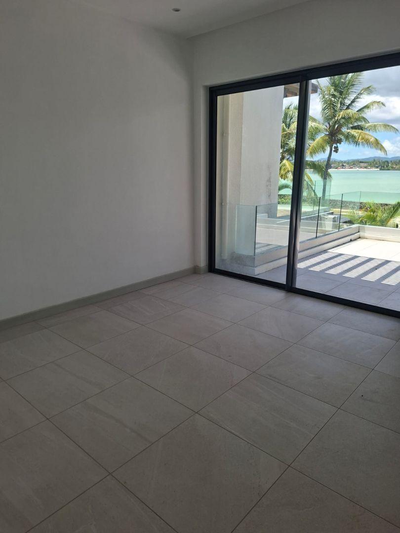 Villa de luxe en bord de lagon à vendre à l’île Maurice avec vue panoramique sur la mer et piscine à débordement privée