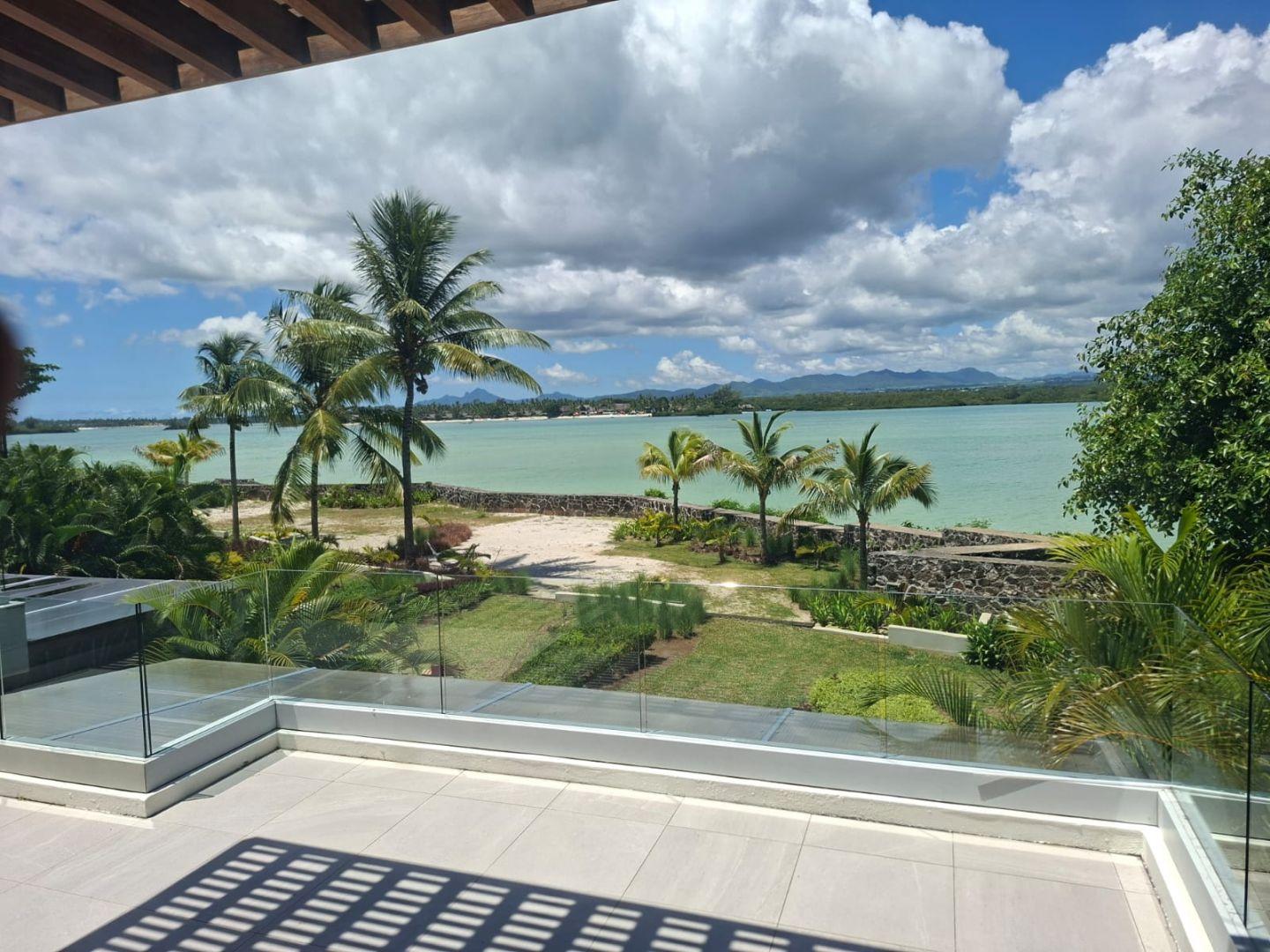 Villa de luxe en bord de lagon à vendre à l’île Maurice avec vue panoramique sur la mer et piscine à débordement privée