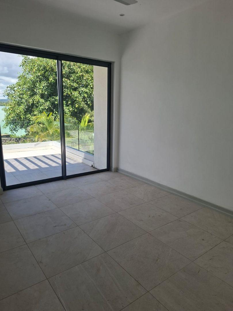 Villa de luxe en bord de lagon à vendre à l’île Maurice avec vue panoramique sur la mer et piscine à débordement privée