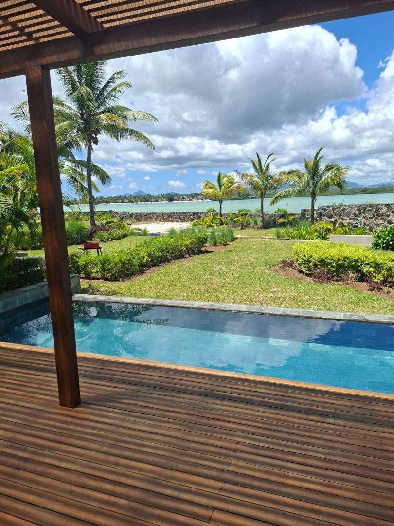 Villa de luxe en bord de lagon à vendre à l’île Maurice avec vue panoramique sur la mer et piscine à débordement privée