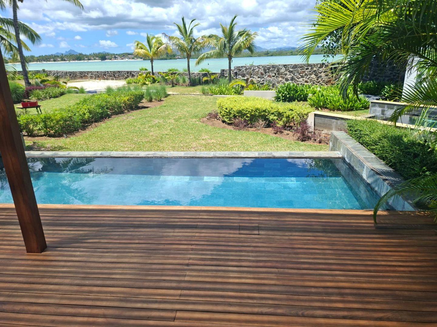 Villa de luxe en bord de lagon à vendre à l’île Maurice avec vue panoramique sur la mer et piscine à débordement privée