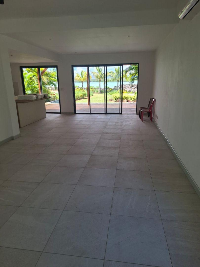 Villa de luxe en bord de lagon à vendre à l’île Maurice avec vue panoramique sur la mer et piscine à débordement privée