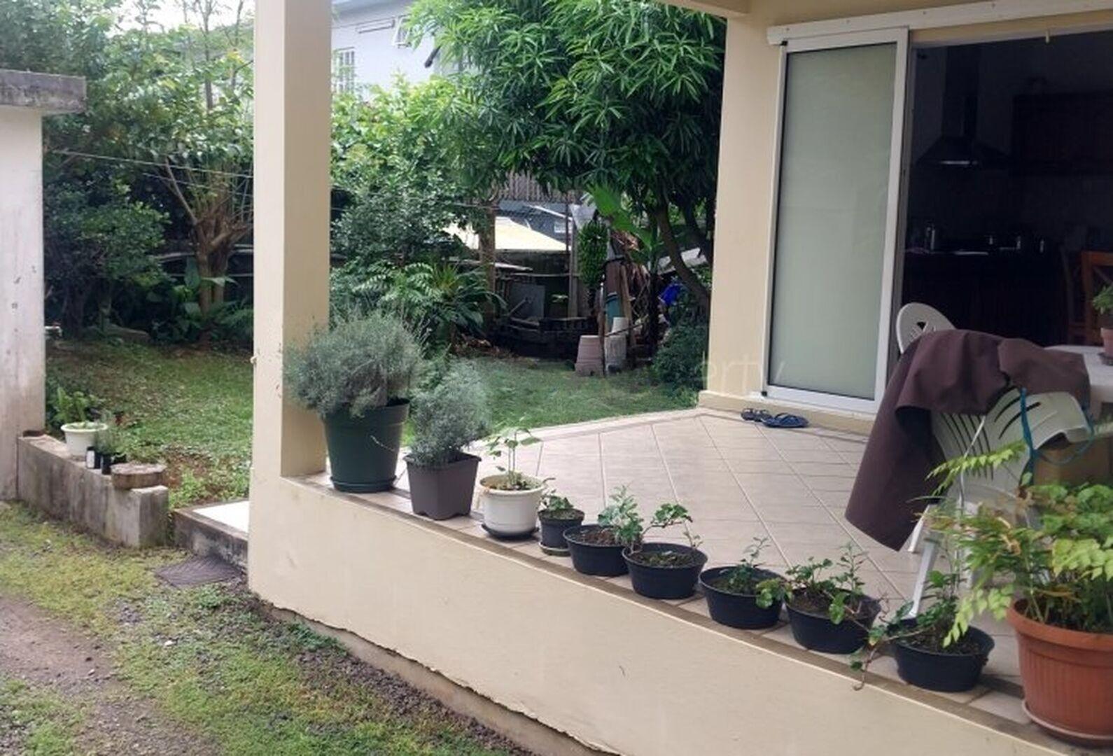 Maison à vendre à l'île Maurice – Propriété de 3 chambres avec grand jardin, showrooms et parking